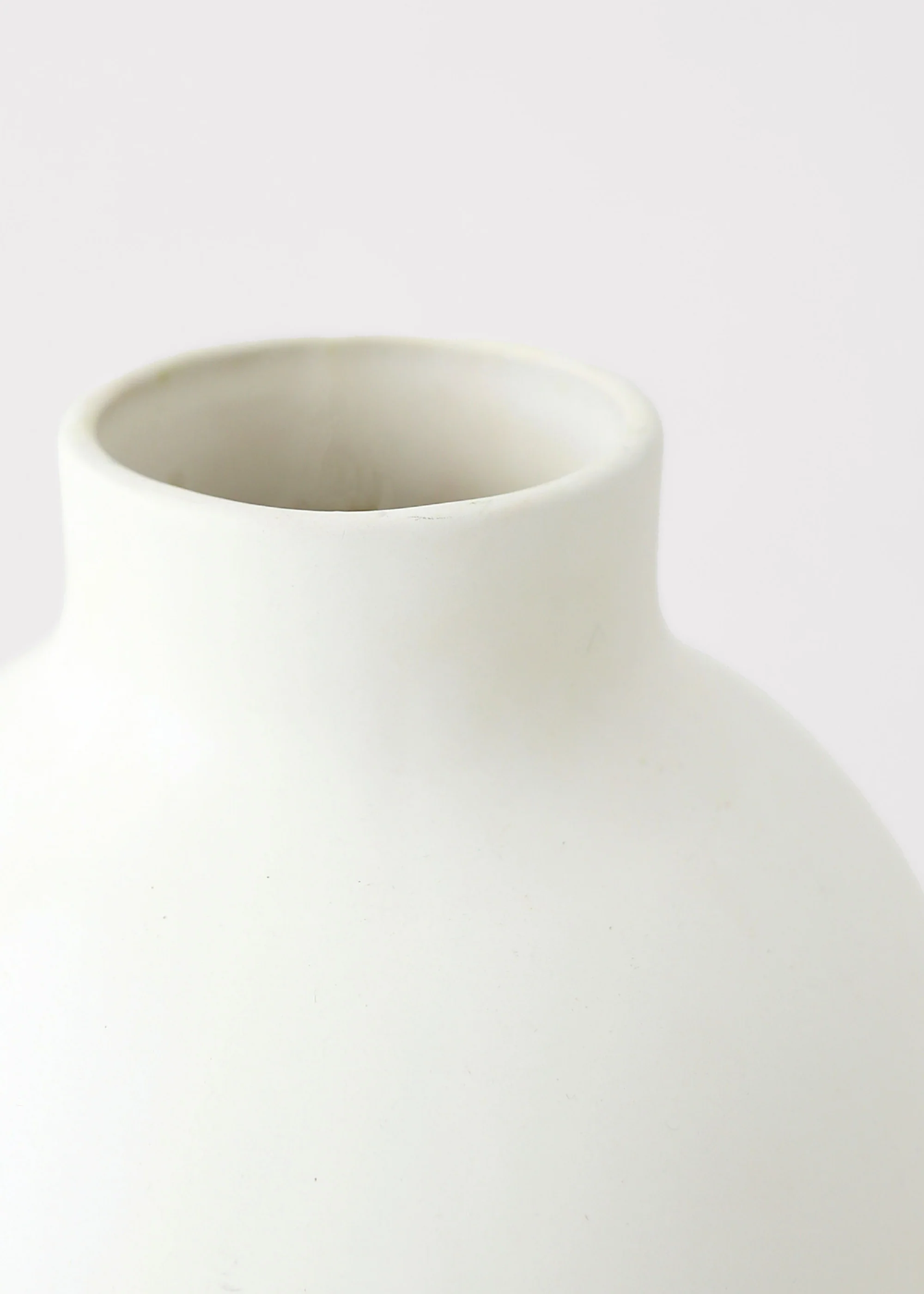 Afloral™ Creamy White Round Ceramic Vase - 8" - Image 4